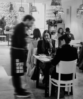 camarero atendiendo a clientes en restaurante